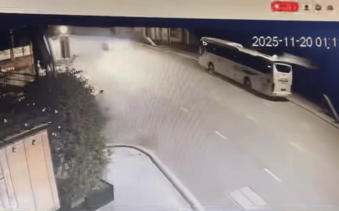 Lời kể nhân chứng vụ Mercedes Maybach phóng như bay tông vào xe khách đỗ ven đường