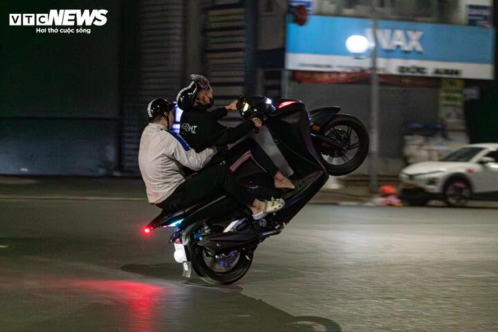 T&oacute;m gọn nh&oacute;m &lsquo;qu&aacute;i xế&rsquo; n&aacute;o loạn đường phố H&agrave; Nội sau phản &aacute;nh của VTC News- Ảnh 2.