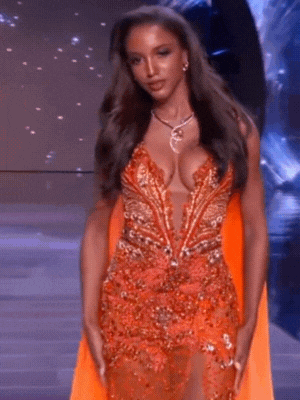 Sự cố nghiêm trọng tại Miss Universe: 1 thí sinh ngã sấp mặt, phải rời sân khấu bằng băng ca cấp cứu- Ảnh 4. Sự cố nghiêm trọng tại Miss Universe: 1 thí sinh ngã sấp mặt, phải rời sân khấu bằng băng ca cấp cứu- Ảnh 4.