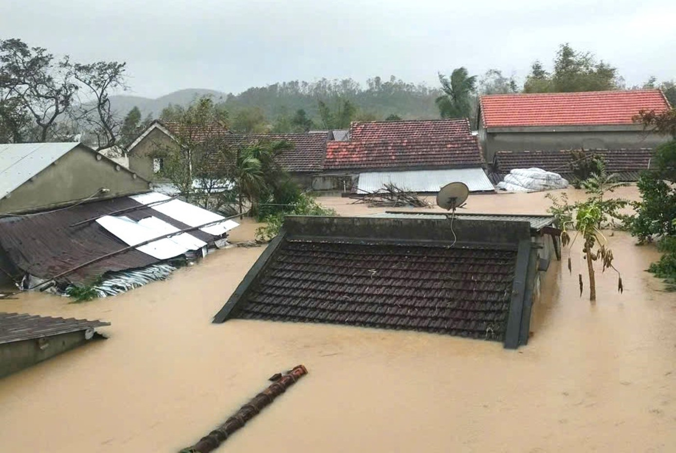 Lũ lên cao, người dân khắp nơi kêu cứu trong đêm!- Ảnh 10. Lũ lên cao, người dân khắp nơi kêu cứu trong đêm!- Ảnh 10.