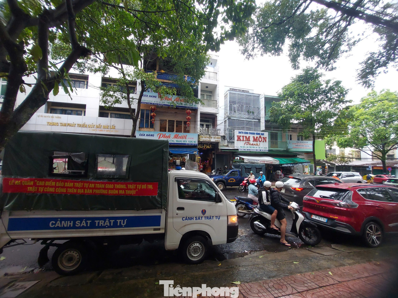 Công an xuất hiện tại tiệm vàng Kim Môn nổi tiếng tại Đắk Lắk- Ảnh 6.