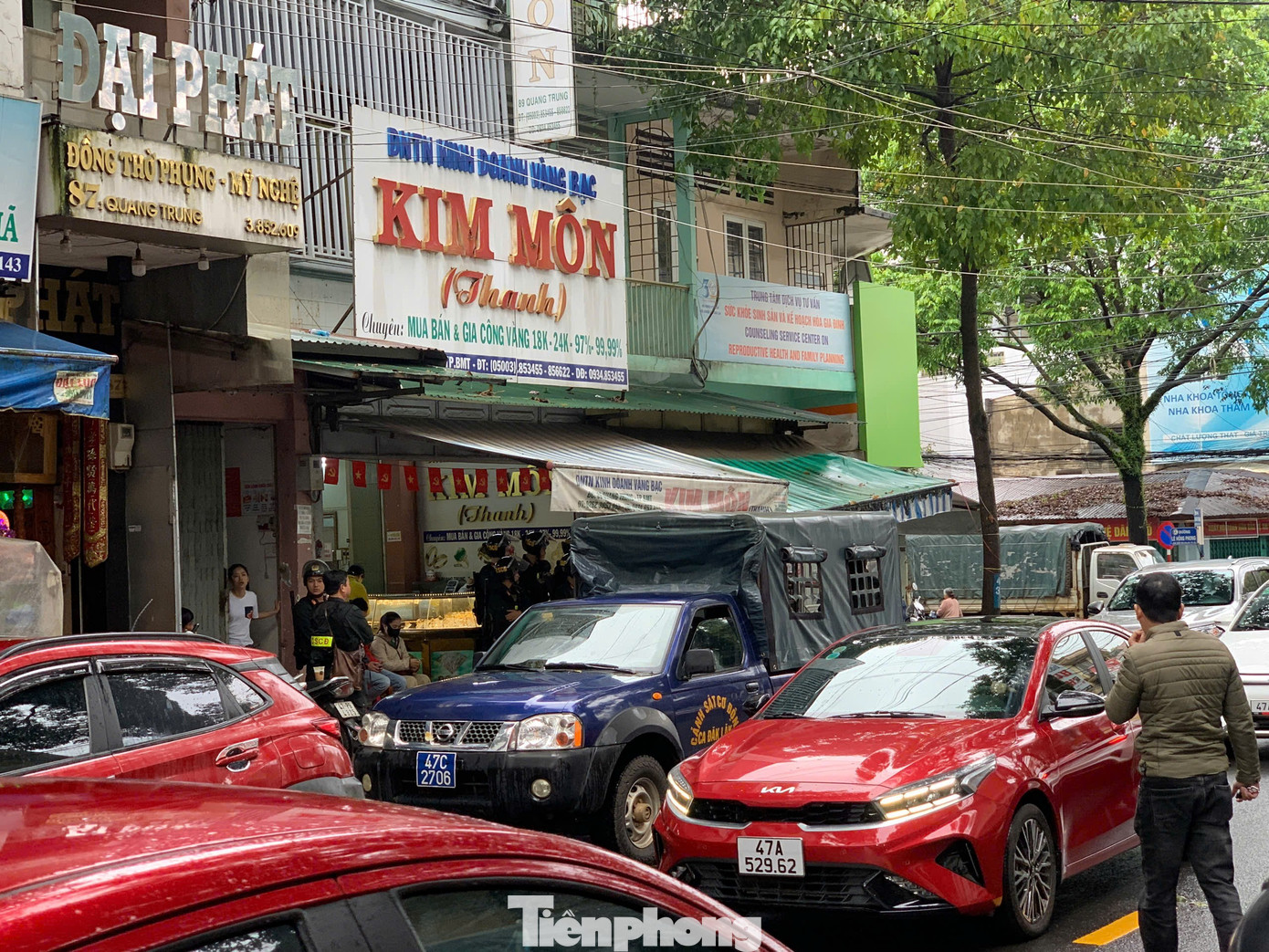 Công an xuất hiện tại tiệm vàng Kim Môn nổi tiếng tại Đắk Lắk- Ảnh 4.