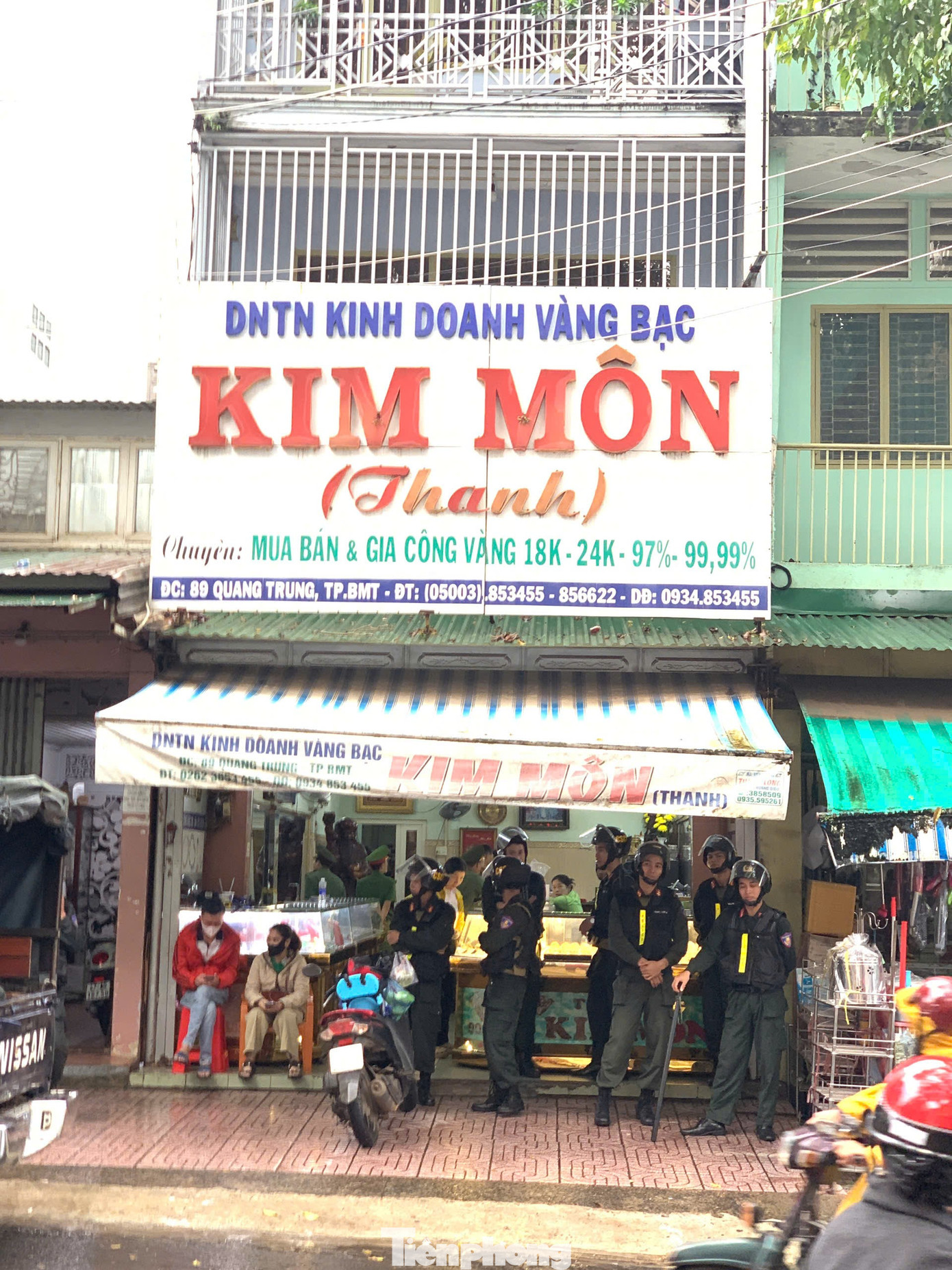Công an xuất hiện tại tiệm vàng Kim Môn nổi tiếng tại Đắk Lắk- Ảnh 2.