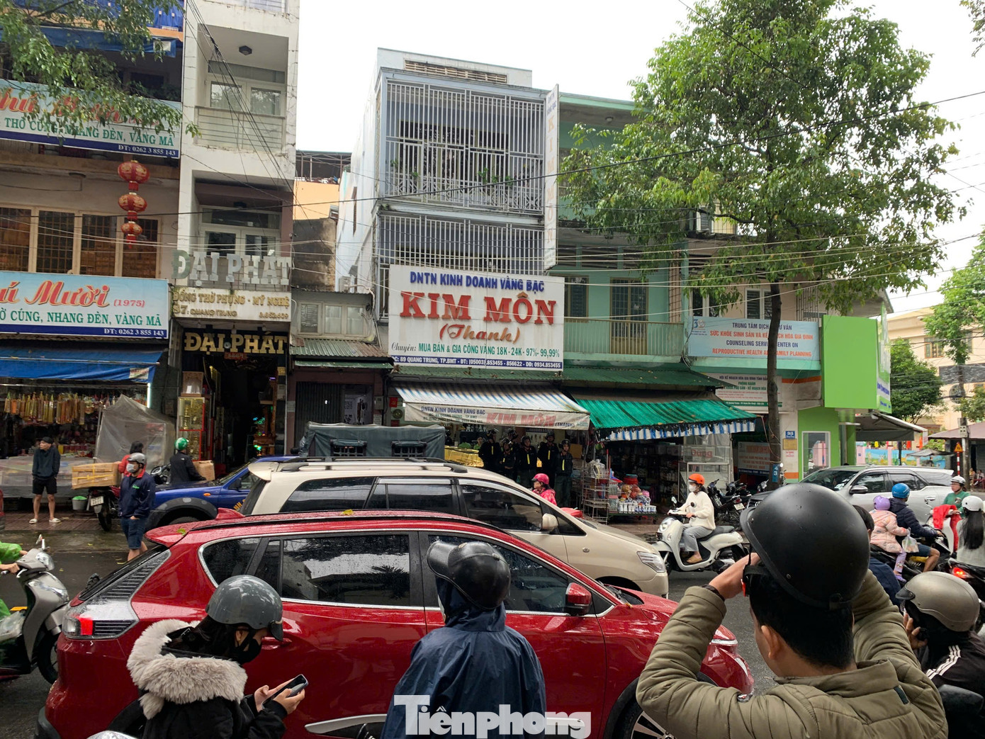 Công an xuất hiện tại tiệm vàng Kim Môn nổi tiếng tại Đắk Lắk- Ảnh 7.