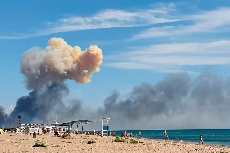 Loạt vụ nổ rung chuyển Crimea, Nga phóng "bão" tên lửa- Ảnh 1. Loạt vụ nổ rung chuyển Crimea, Nga phóng "bão" tên lửa- Ảnh 1.