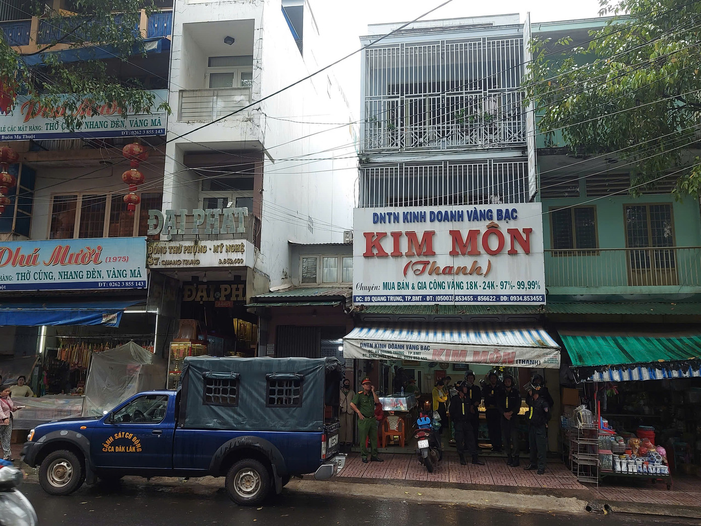 Công an xuất hiện tại tiệm vàng Kim Môn nổi tiếng tại Đắk Lắk- Ảnh 1.