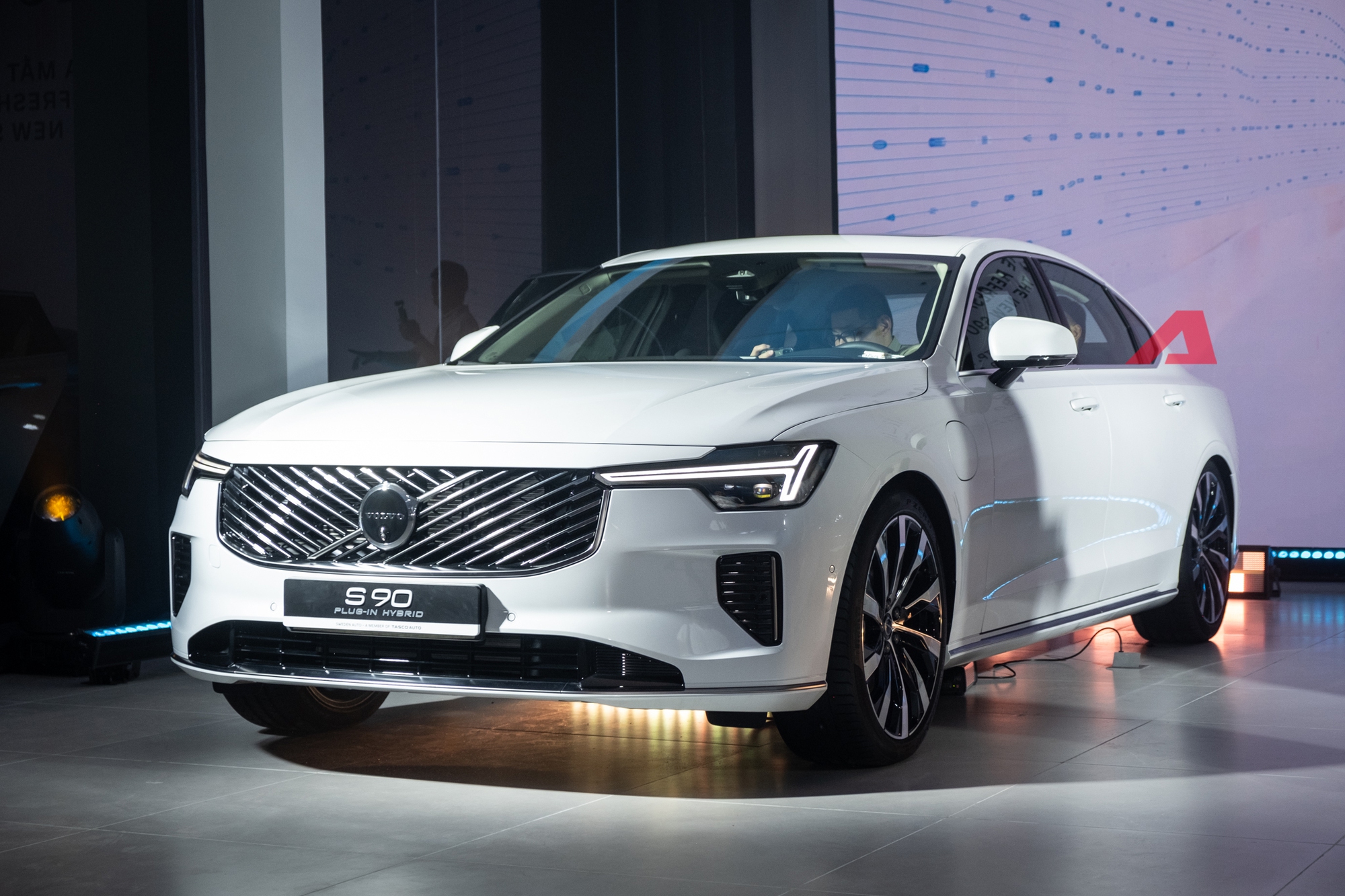 Chi tiết Volvo S90 mới vừa ra mắt Việt Nam: 2,75 tỷ đồng, rẻ hơn gần 150 triệu, thiết kế đẹp lên trông thấy, có màn hình Google- Ảnh 2.