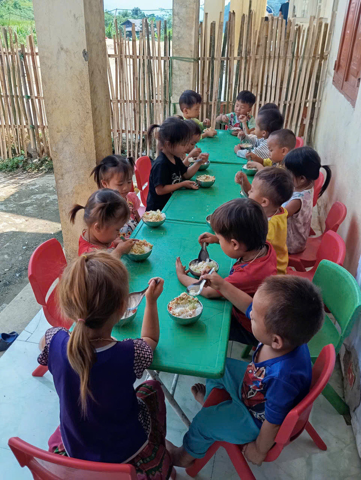 Cô giáo vùng cao lội suối, vượt dốc gánh cơm có thịt lên non cho học trò- Ảnh 3.