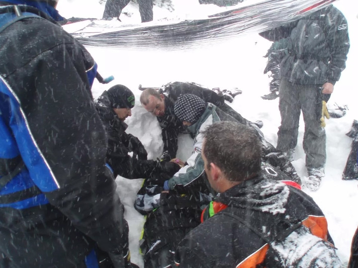 Người đàn ông sống sót kỳ diệu sau 5 giờ bị chôn sống dưới tuyết- Ảnh 1.