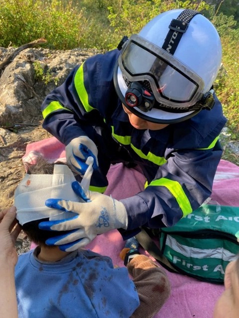 Hà Nội: Cảnh sát giải cứu 2 cháu bé mắc kẹt dưới hố sâu- Ảnh 2.