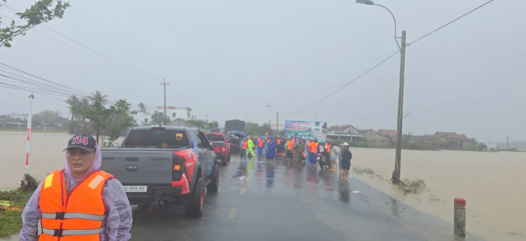 Cận cảnh giải cứu người dân mắc kẹt trên ngọn cây, mái nhà- Ảnh 2.