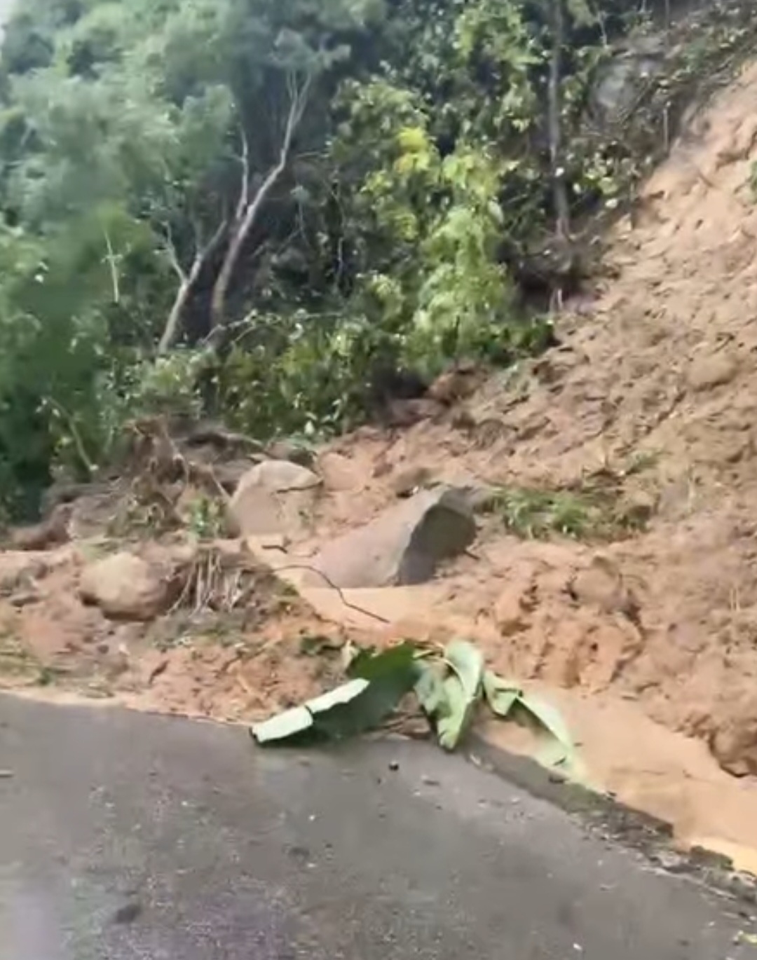 Đèo Ngoạn Mục được lưu thông trở lại, khuyến cáo người dân đi chậm- Ảnh 1.