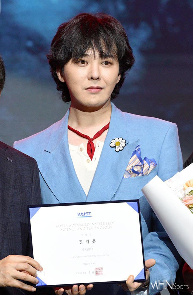 Giáo sư cơ khí duy nhất sở hữu gần 200 bài hát, giàu có đến mức đi hát bằng chuyên cơ riêng- Ảnh 1.