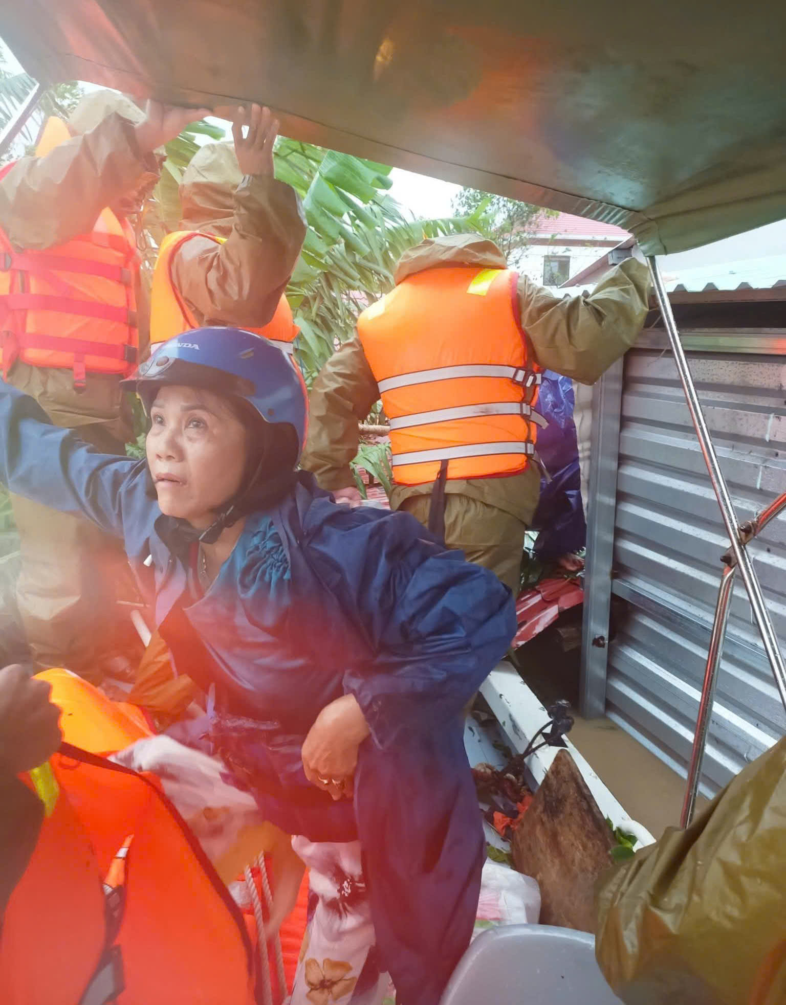 Cận cảnh giải cứu người dân mắc kẹt trên ngọn cây, mái nhà- Ảnh 6.