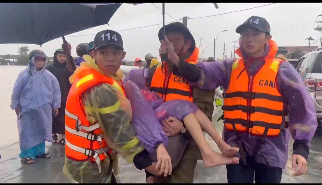 Cận cảnh giải cứu người dân mắc kẹt trên ngọn cây, mái nhà- Ảnh 7.