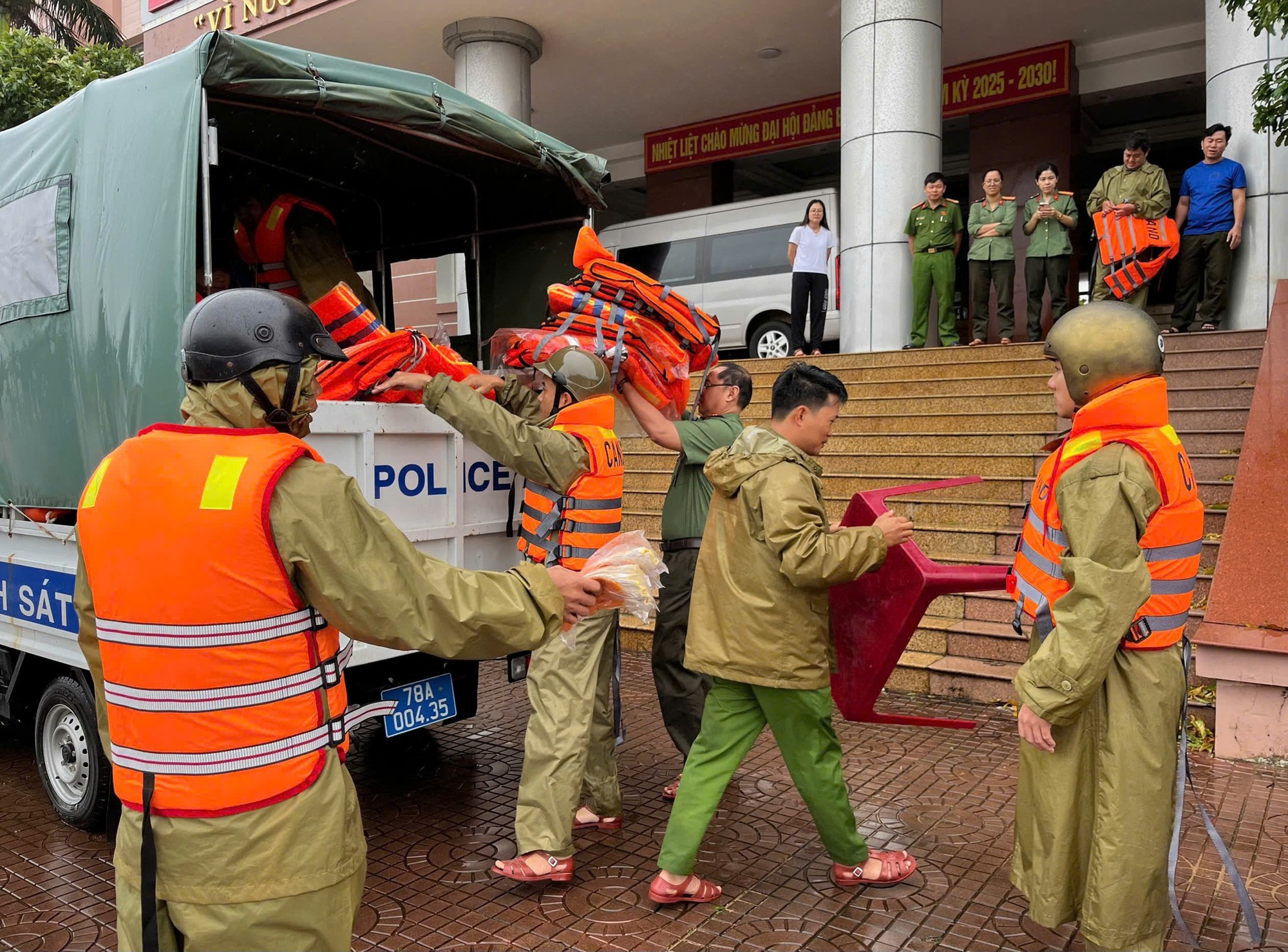 Cận cảnh giải cứu người dân mắc kẹt trên ngọn cây, mái nhà- Ảnh 9.