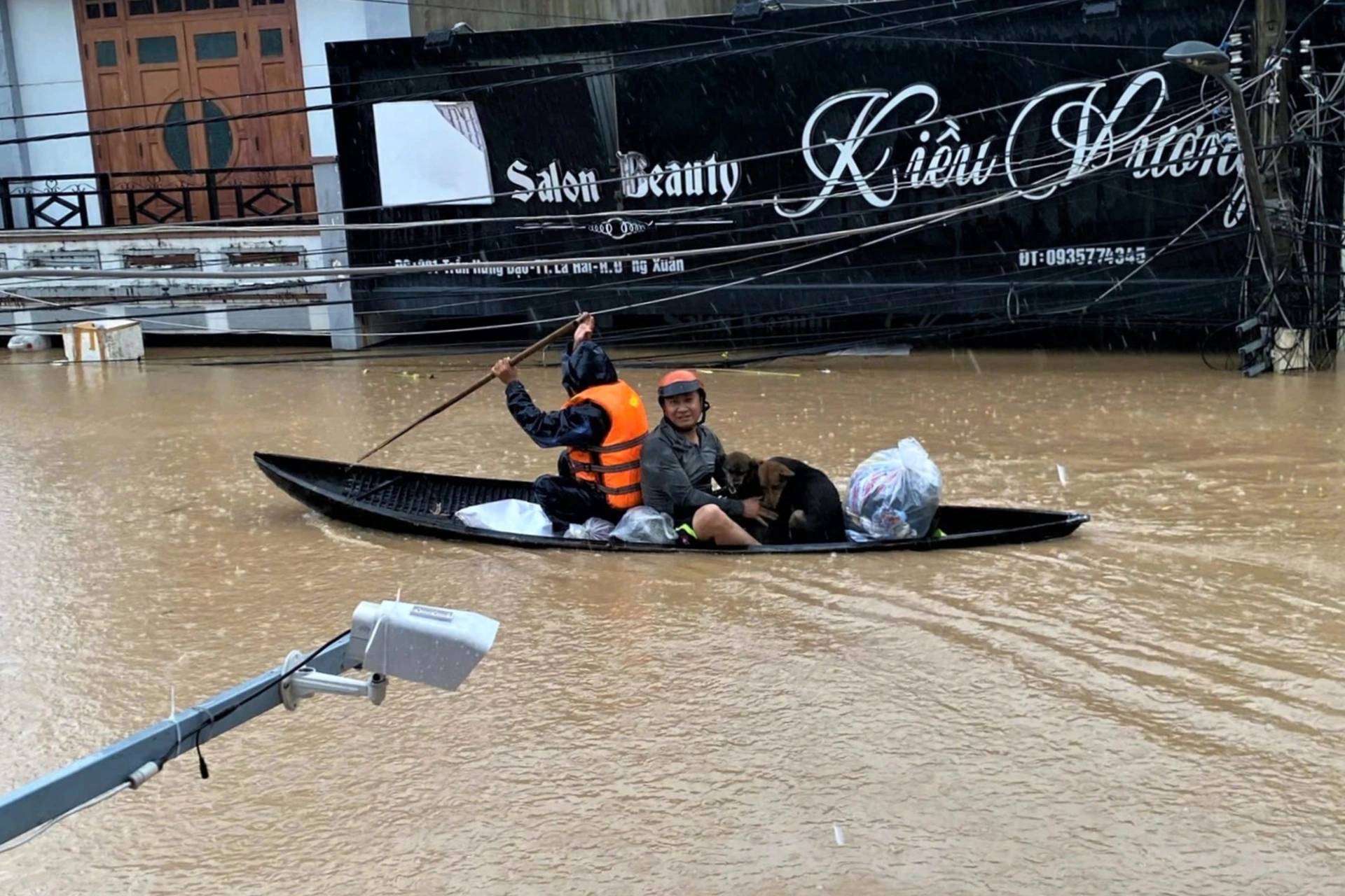 Khoảnh khắc giải cứu những ch&uacute; c&uacute;n giữa mưa lũ lịch sử ở miền Trung: V&igrave; sinh mạng n&agrave;o cũng qu&yacute; gi&aacute;- Ảnh 4.