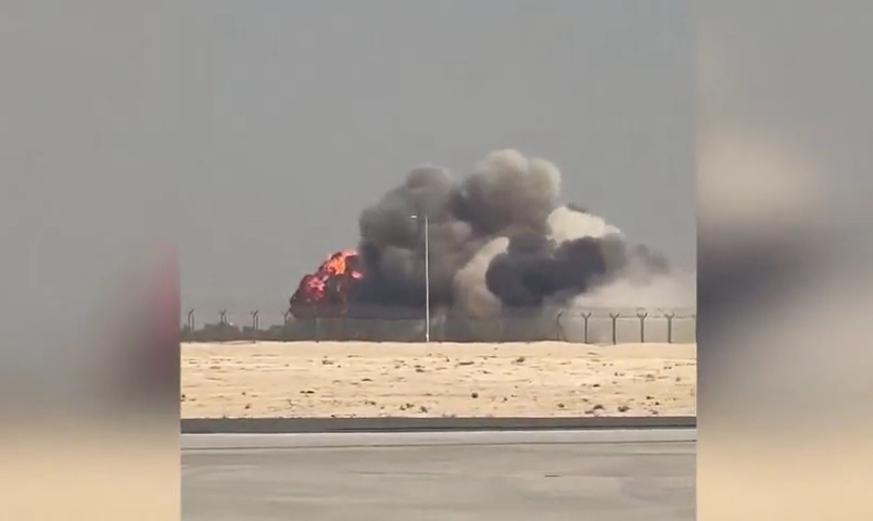 Khoảnh khắc tiêm kích Ấn Độ rơi và bốc cháy tại triển lãm hàng không- Ảnh 1.