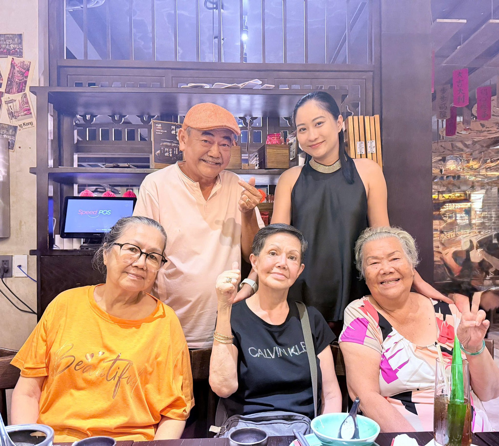 NSND Việt Anh kém ông bà ngoại vợ 9x vài tuổi, thỉnh thoảng lại được hỏi 