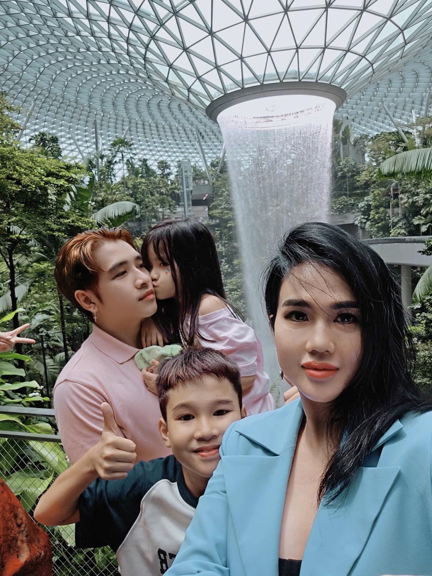 Chị gái Ngọc Trinh: Mẹ 3 con tuổi U50 body sexy nghẹt thở, các con hưởng trọn 