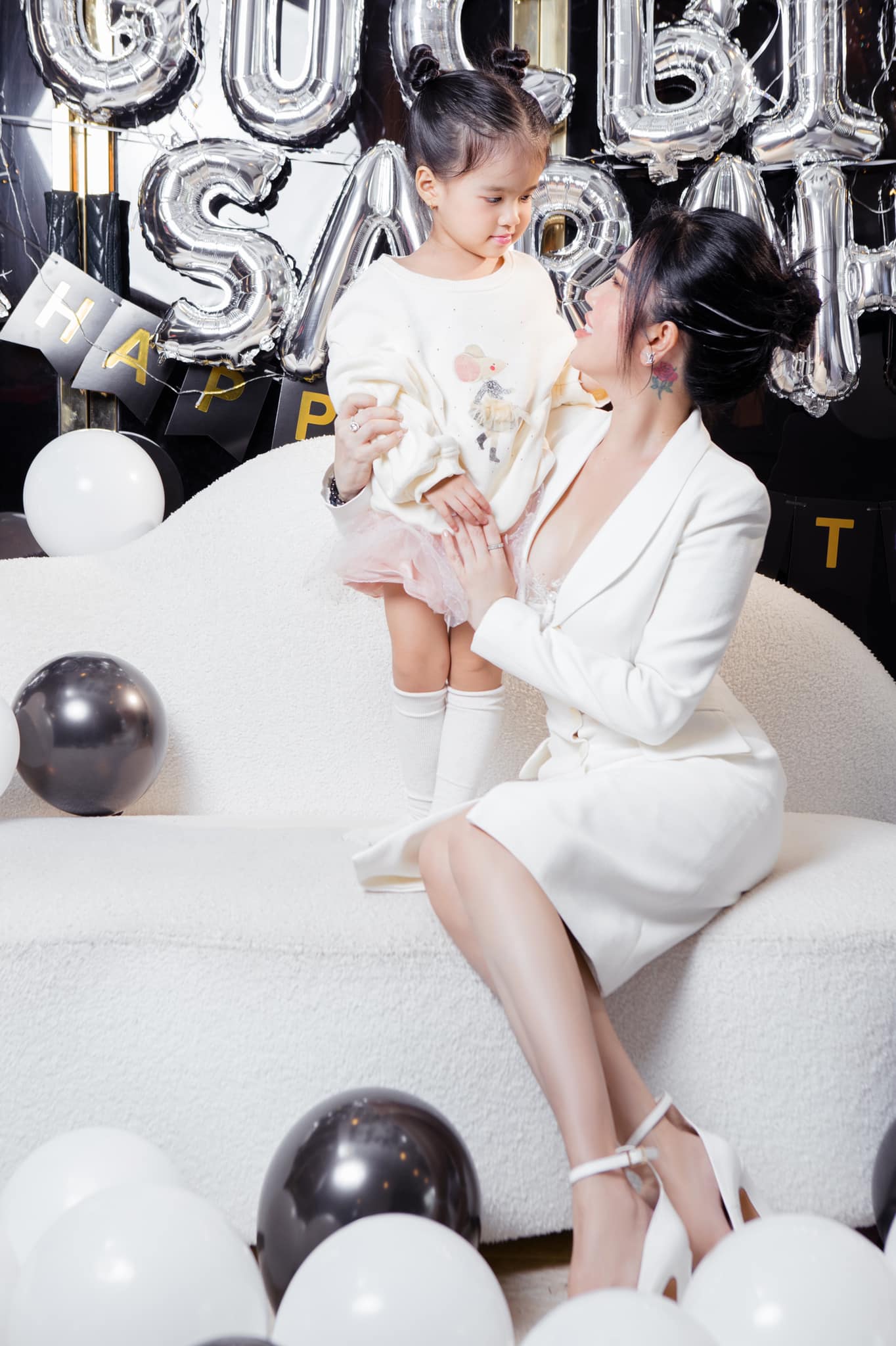 Chị gái Ngọc Trinh: Mẹ 3 con tuổi U50 body sexy nghẹt thở, các con hưởng trọn 