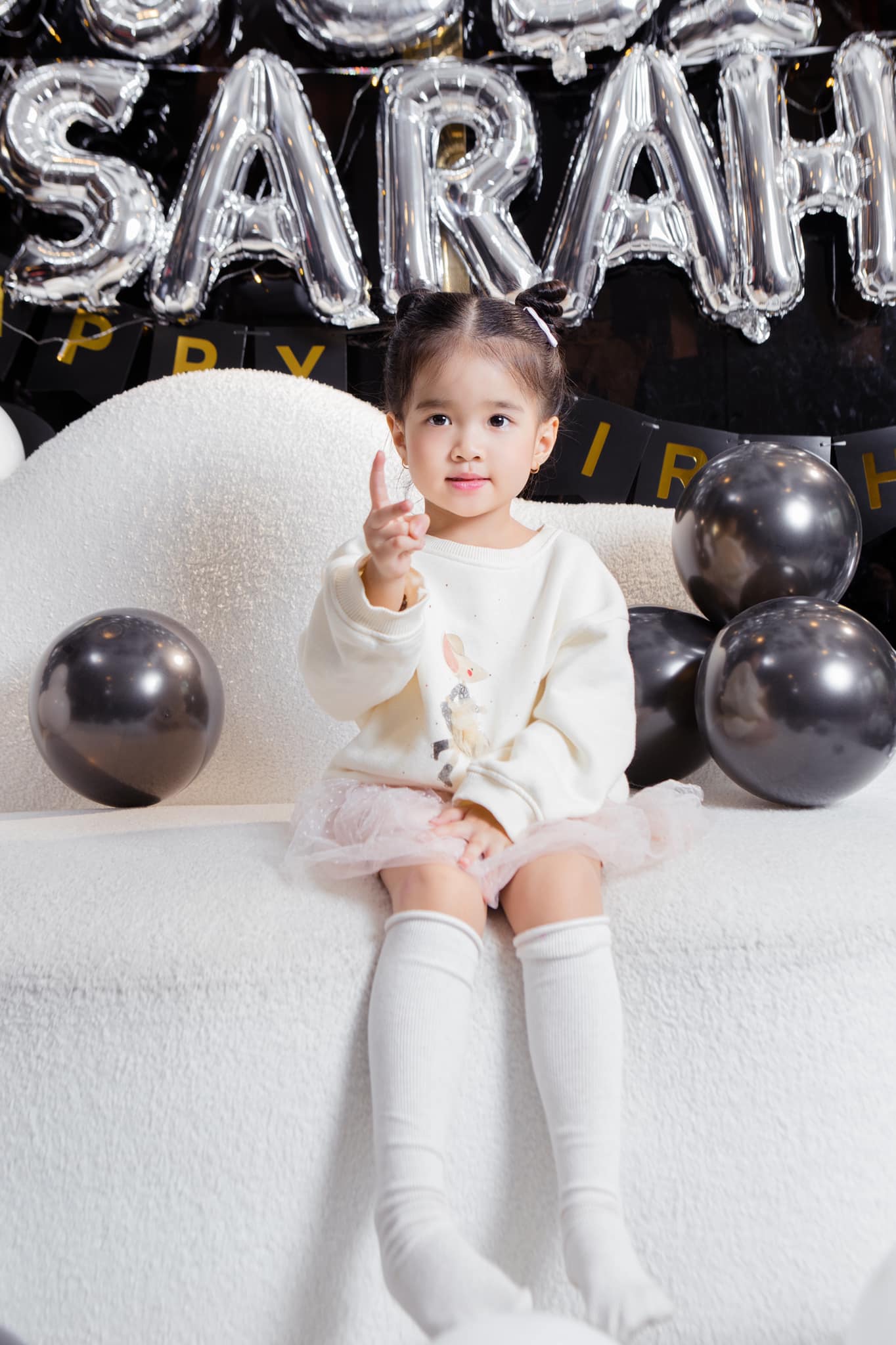 Chị gái Ngọc Trinh: Mẹ 3 con tuổi U50 body sexy nghẹt thở, các con hưởng trọn 