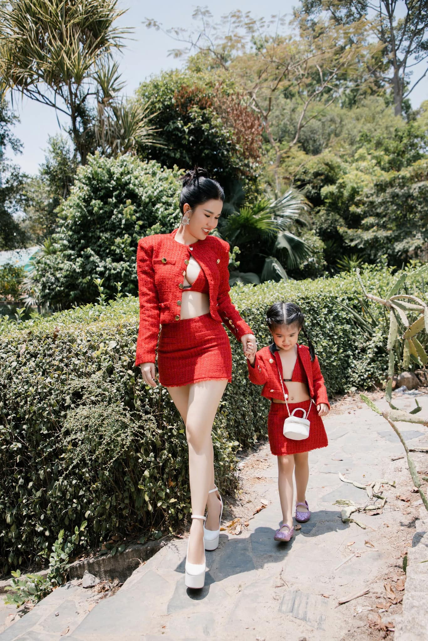 Chị gái Ngọc Trinh: Mẹ 3 con tuổi U50 body sexy nghẹt thở, các con hưởng trọn 