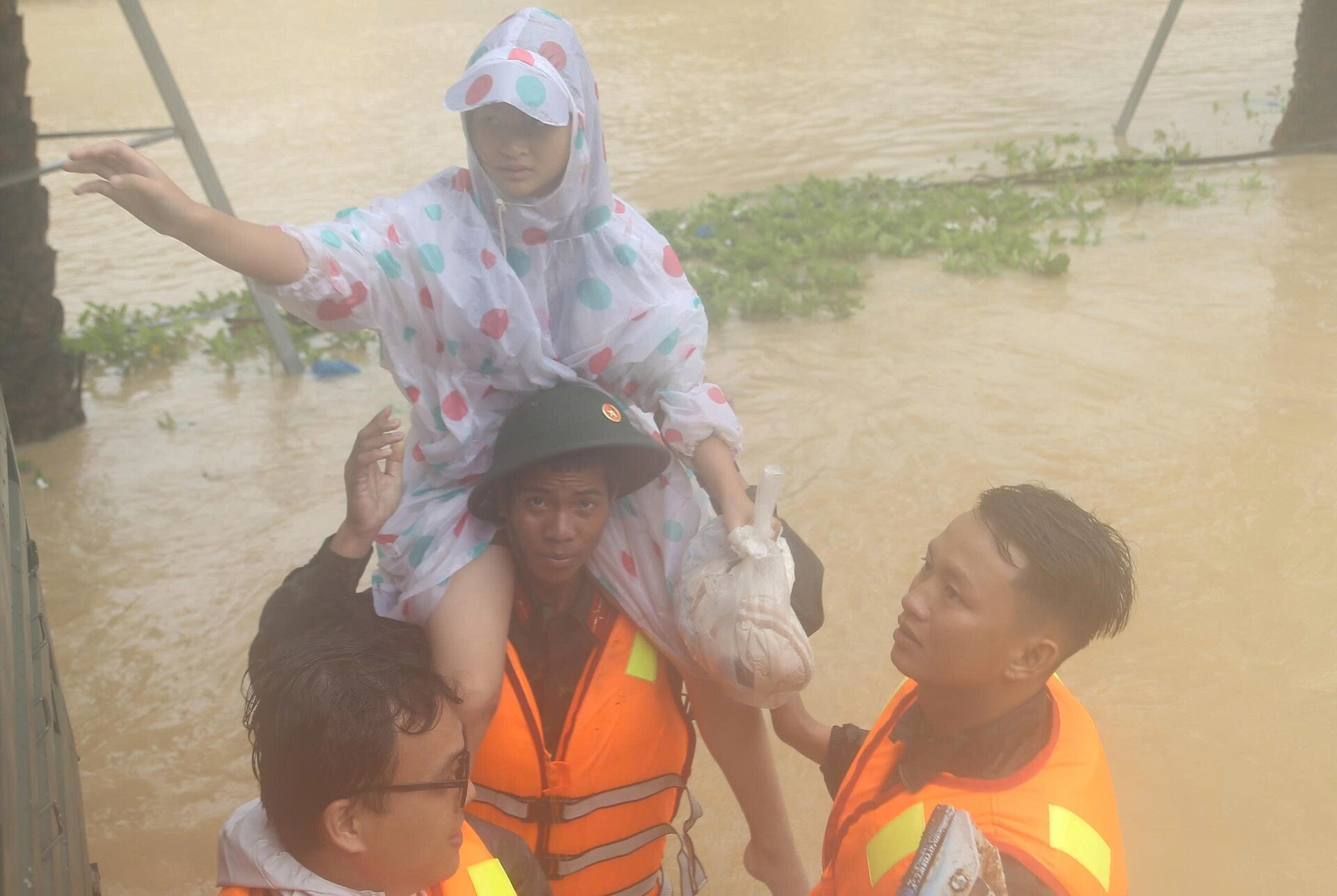 Toàn cảnh mưa lũ Nam Trung bộ: Hàng vạn nhà ngập sâu, dân dỡ ngói ngoi lên cầu cứu- Ảnh 7.
