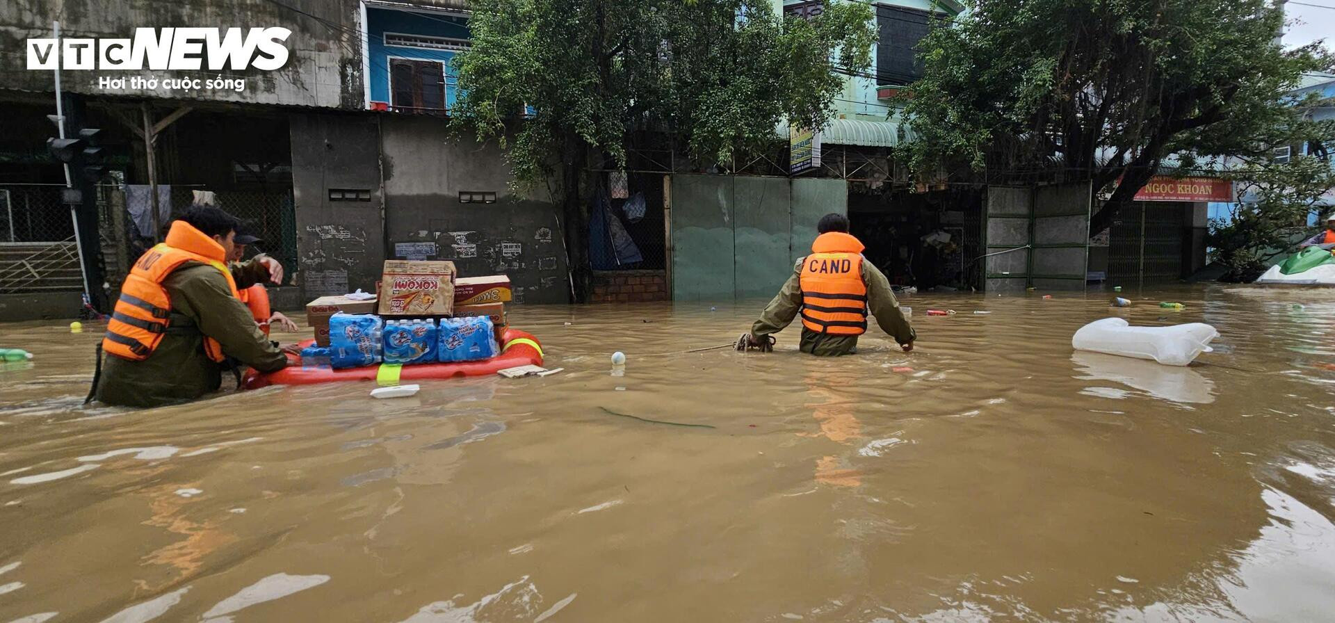 Toàn cảnh mưa lũ Nam Trung bộ: Hàng vạn nhà ngập sâu, dân dỡ ngói ngoi lên cầu cứu- Ảnh 10.