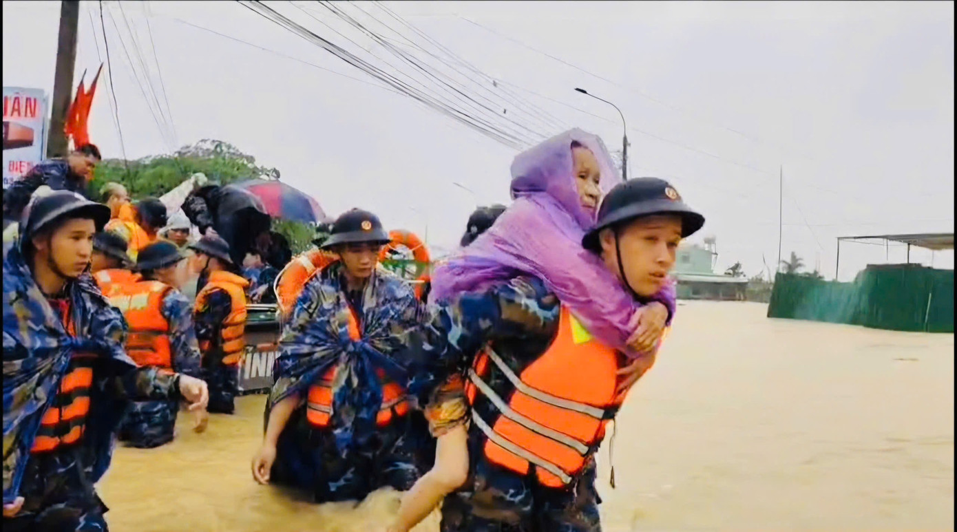 Lời kể của người thoát thân từ trận lũ kinh hoàng ở Nha Trang- Ảnh 3.