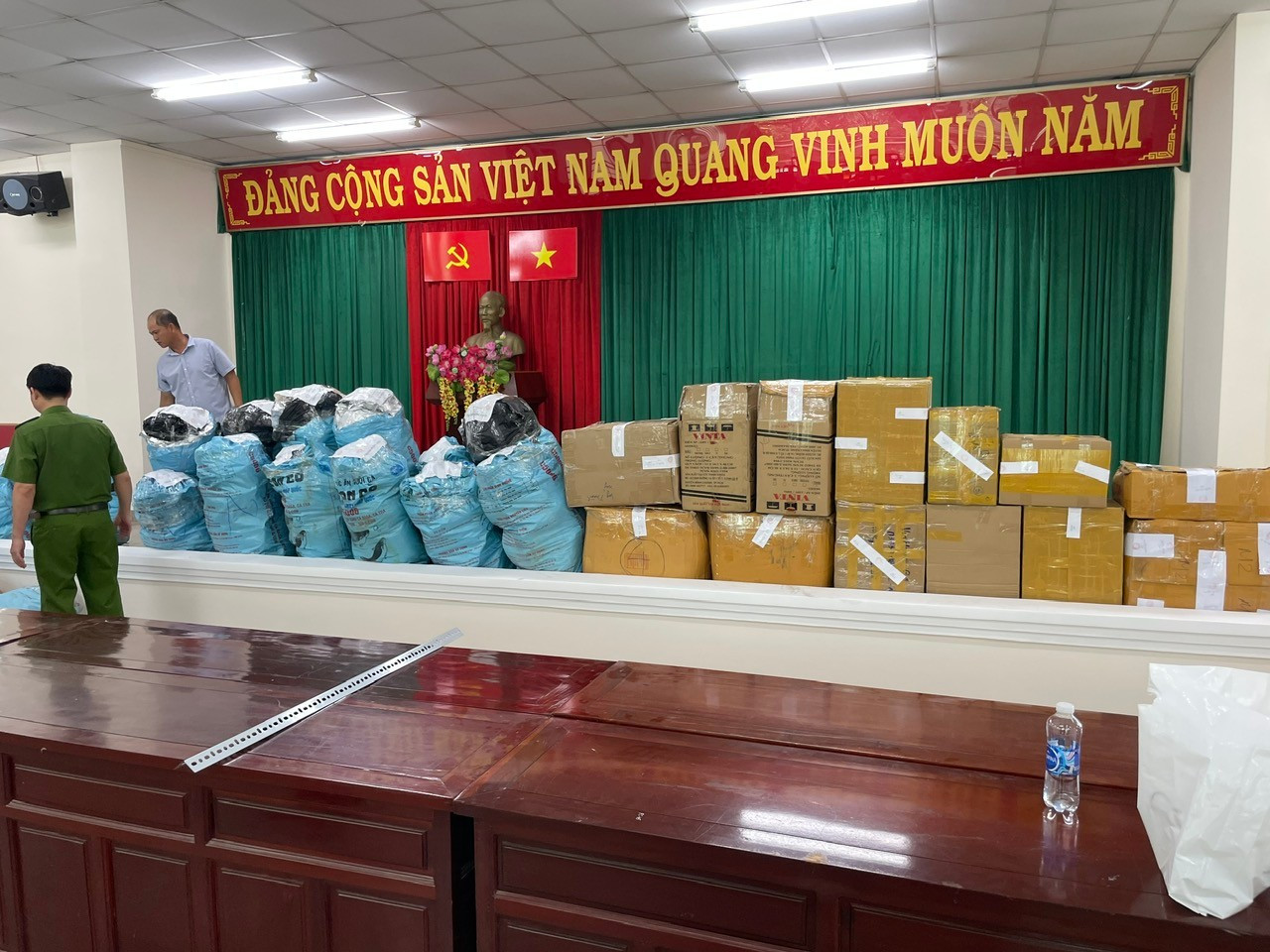 Hơn 1 tấn cần sa được tuồn từ nước ngoài về Việt Nam bằng cách nào?- Ảnh 2.