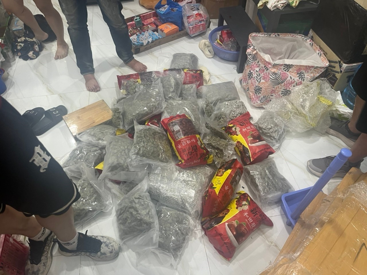 Hơn 1 tấn cần sa được tuồn từ nước ngoài về Việt Nam bằng cách nào?- Ảnh 8.