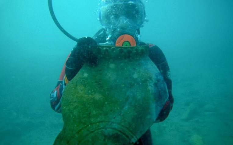 Khảo sát 4 điểm ngập nước ở hồ sâu bậc nhất hành tinh, chuyên gia sững sờ phát hiện điều không tưởng dưới đáy- Ảnh 1.