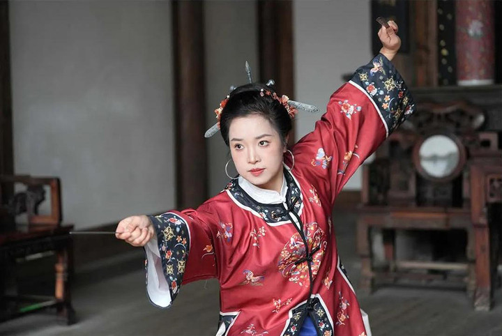 Nữ đệ tử Võ Đang dùng trâm như kiếm, tái hiện độc chiêu giấu dao trong búi tóc- Ảnh 1.