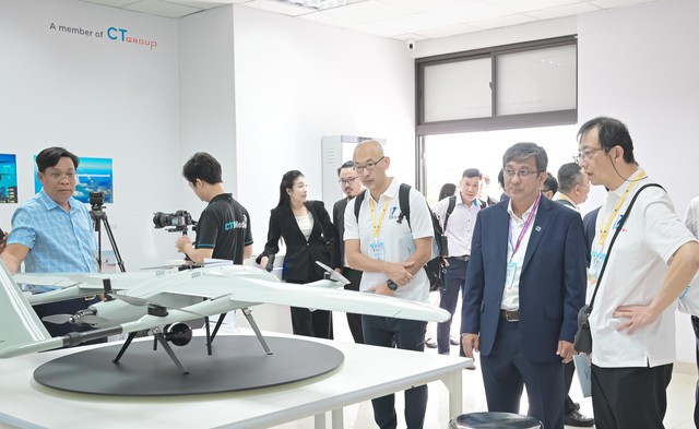 Từ lý thuyết đến thực chiến: CT Group tặng ngay phòng lab chuyên sâu UAV, robot nông nghiệp cho trường ĐH - Ảnh 1.