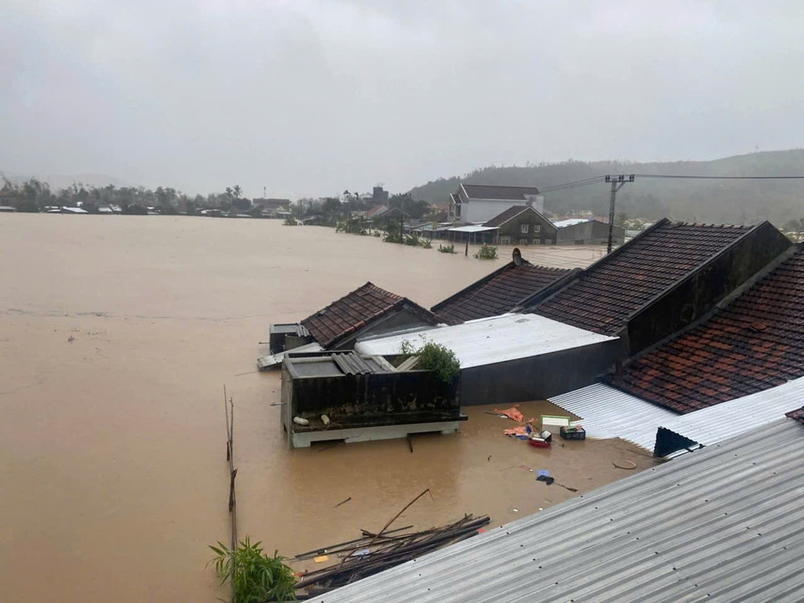 Cháu mang cơm cho bà sau lũ nhưng không thấy, mò mẫm tìm thì phát hiện chuyện đau lòng- Ảnh 2.
