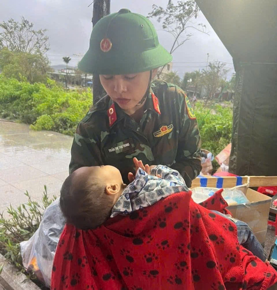 Cứu sống bé 24 tháng tuổi bị trượt ngã xuống nước lũ: 2 bức ảnh khiến triệu người xúc động- Ảnh 1.