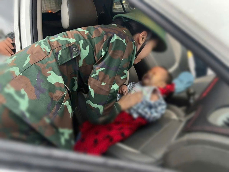 Cứu sống bé 24 tháng tuổi bị trượt ngã xuống nước lũ: 2 bức ảnh khiến triệu người xúc động- Ảnh 2.