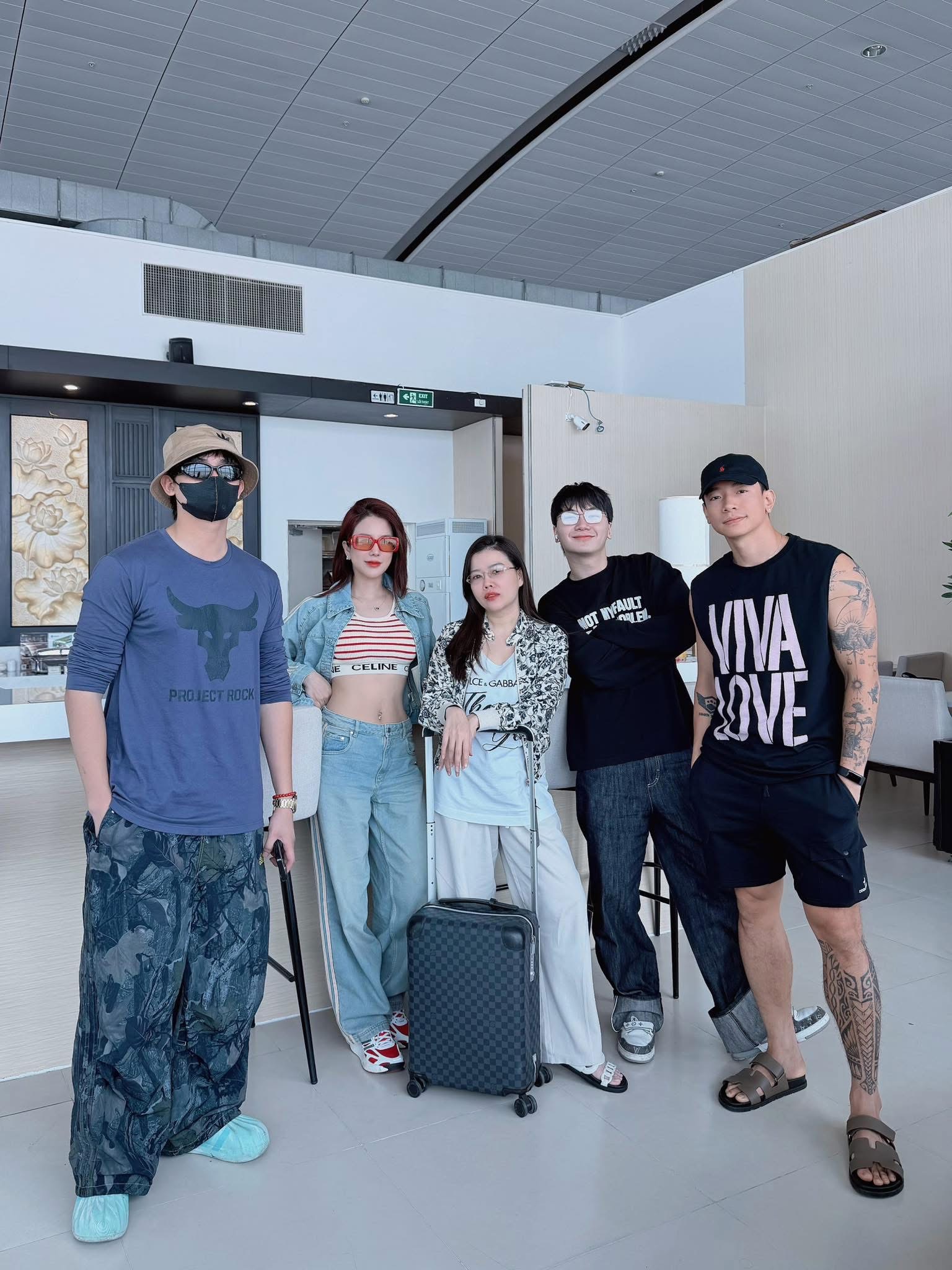 Chung kết Miss Universe: Hoà Minzy - Chi Pu và dàn sao Việt có mặt tại Thái cổ vũ, Hương Giang được dự đoán bất ngờ- Ảnh 7. Chung kết Miss Universe: Hoà Minzy - Chi Pu và dàn sao Việt có mặt tại Thái cổ vũ, Hương Giang được dự đoán bất ngờ- Ảnh 7.