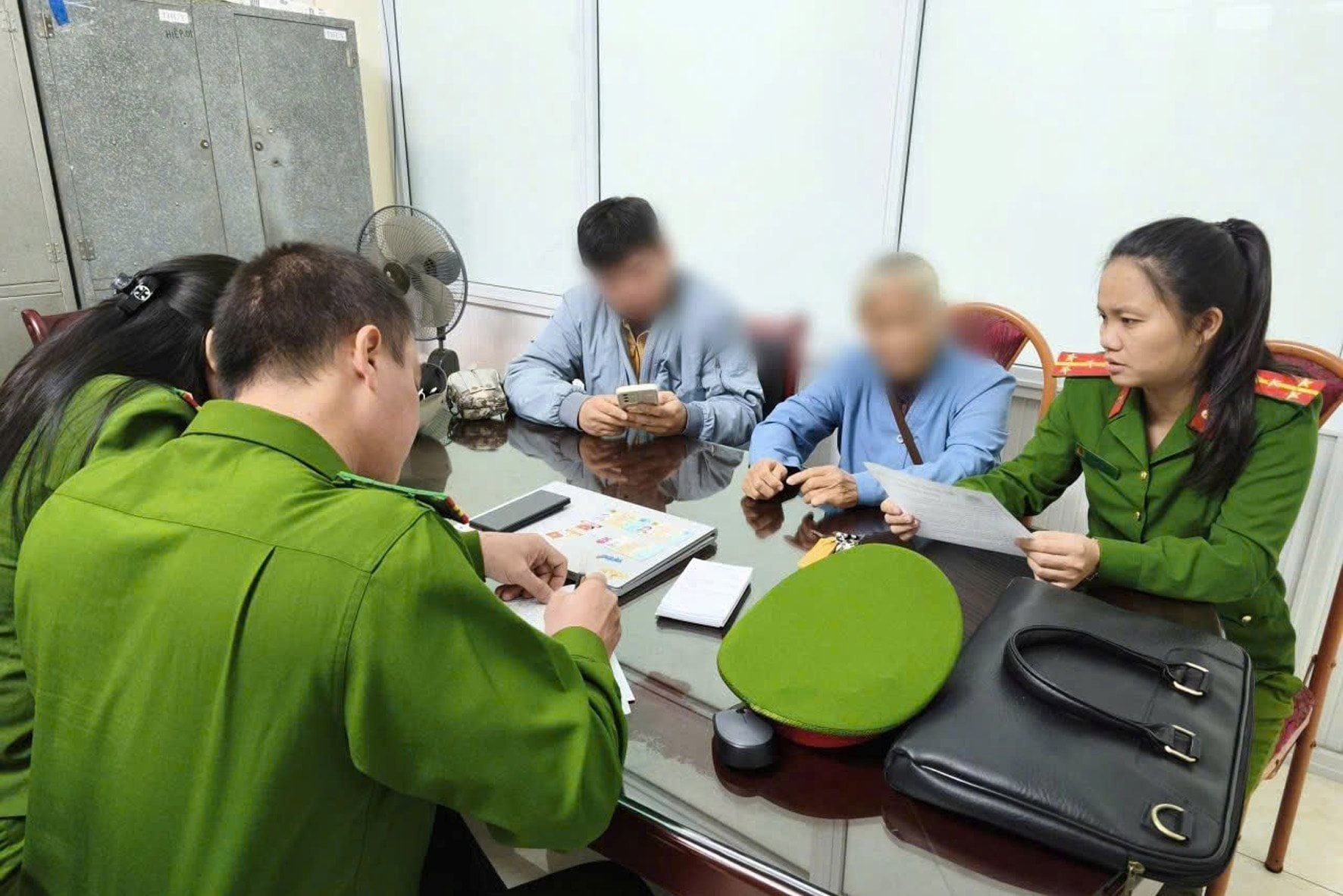 Ngay trước ngày 20/11, người giáo viên về hưu rút 239 triệu đồng tiền tiết kiệm ở ngân hàng Kiên Long: Công an phường tìm gặp người con trai- Ảnh 1.