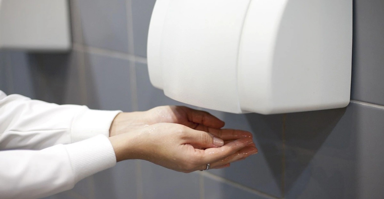 Đại học Mỹ cảnh b&aacute;o: M&aacute;y sấy tay trong WC giống như m&aacute;y h&uacute;t bụi, h&uacute;t vi khuẩn từ bồn cầu v&agrave; thổi v&agrave;o tay người- Ảnh 2.