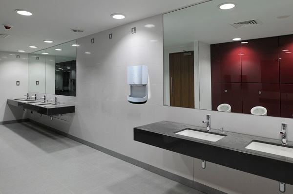 Đại học Mỹ cảnh b&aacute;o: M&aacute;y sấy tay trong WC giống như m&aacute;y h&uacute;t bụi, h&uacute;t vi khuẩn từ bồn cầu v&agrave; thổi v&agrave;o tay người- Ảnh 1.