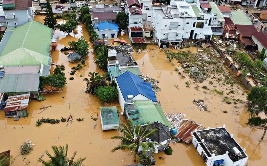 Ông 72 tuổi ngồi trên bàn thờ 36 tiếng giữa nước lũ; Trận lũ lịch sử đã làm 85 người chết, mất tích- Ảnh 12. Mưa lũ gây thiệt hại nặng nề; Hơn 112 tỷ đồng ủng hộ đồng bào các tỉnh miền Trung, Tây Nguyên