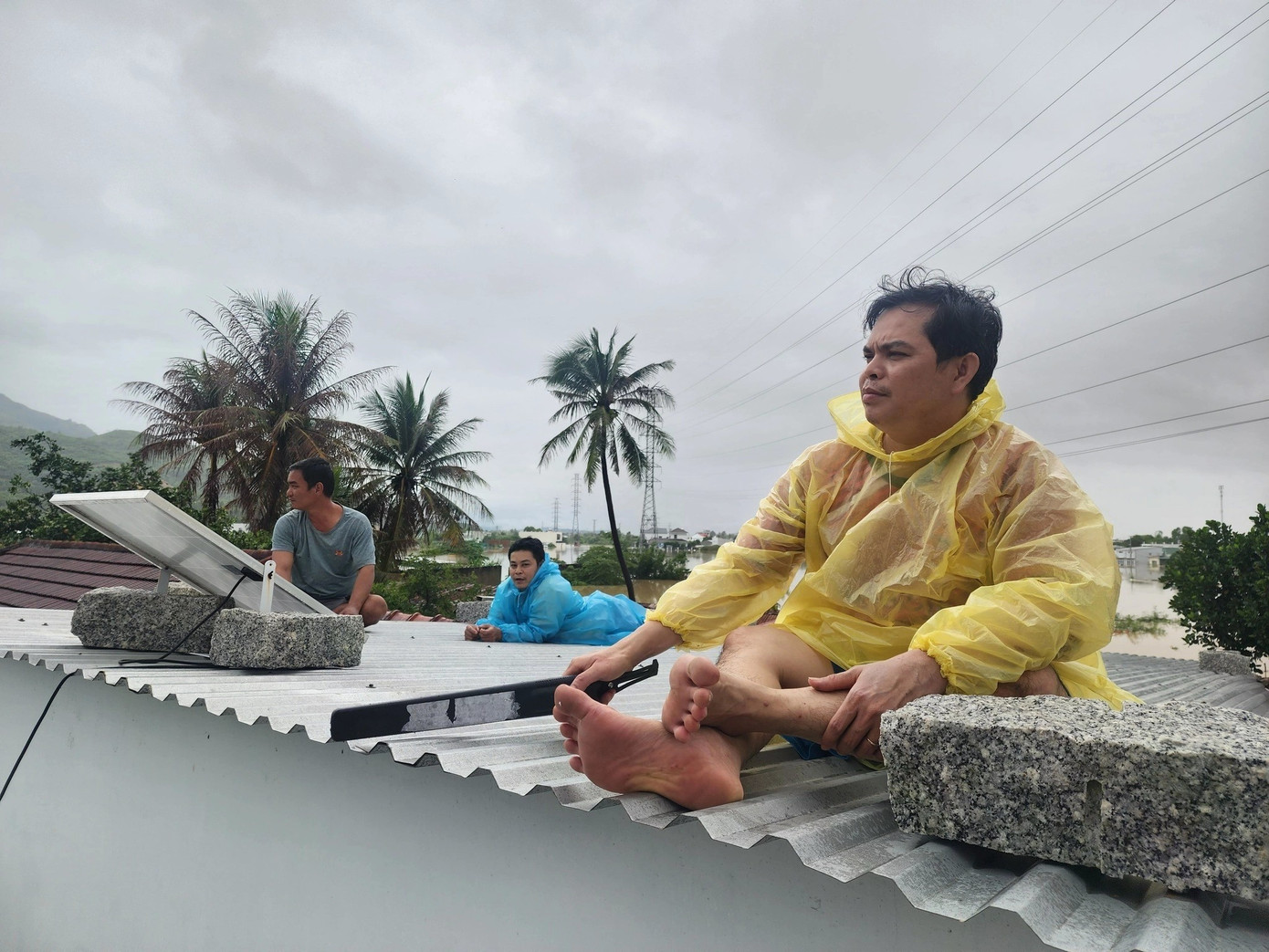 Lời kể của người thoát thân từ trận lũ kinh hoàng ở Nha Trang- Ảnh 1.