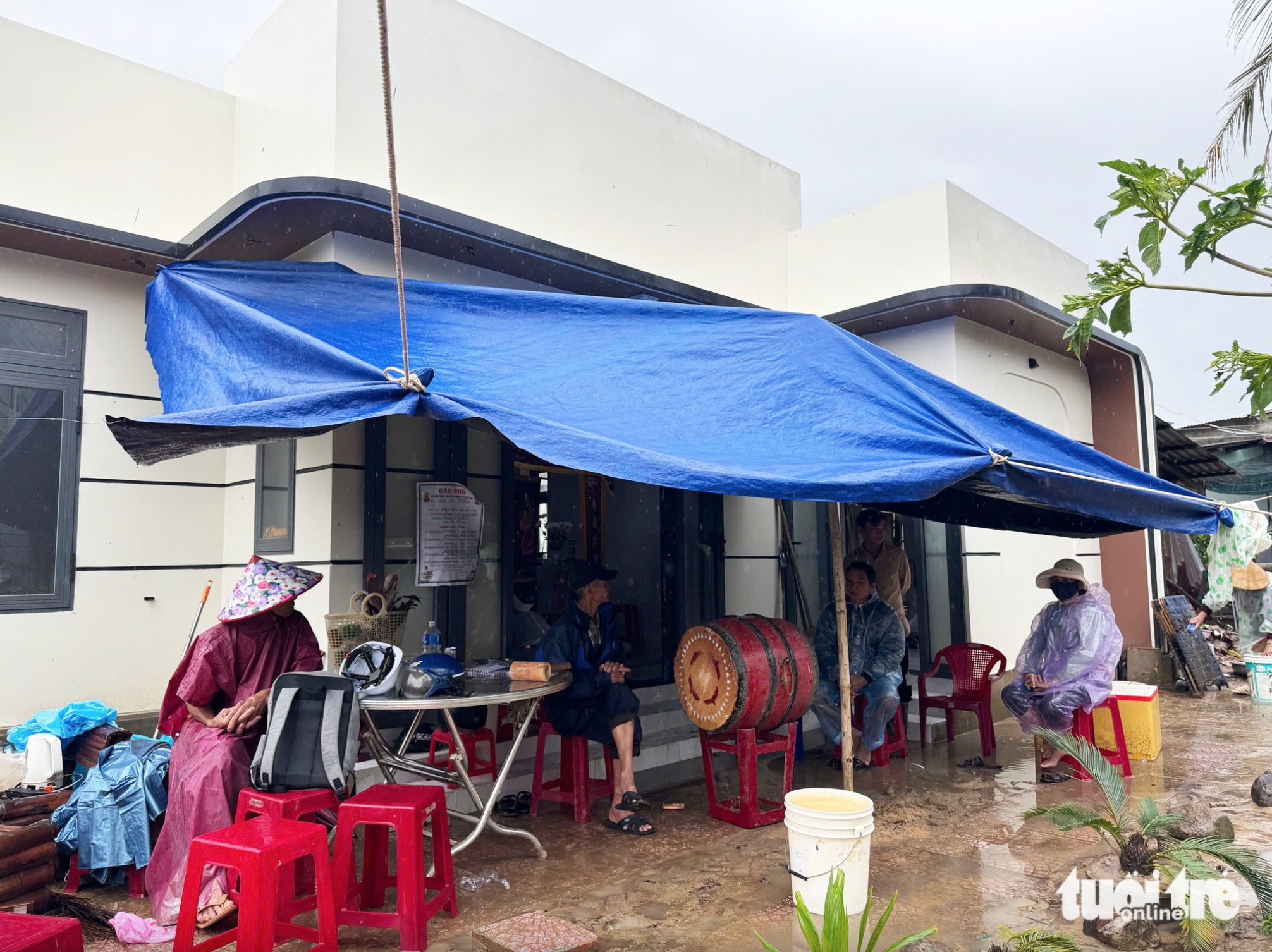 Cháu mang cơm cho bà sau lũ nhưng không thấy, mò mẫm tìm thì phát hiện chuyện đau lòng- Ảnh 1.