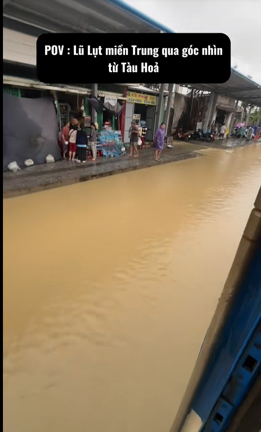 3 ngày 2 đêm kẹt trên tàu Quảng Ngãi - TP.HCM ngày lũ lụt: Có những ấm áp rất Việt Nam!- Ảnh 2. 3 ngày 2 đêm kẹt trên tàu Quảng Ngãi - TP.HCM ngày lũ lụt: Có những ấm áp rất Việt Nam!- Ảnh 2.