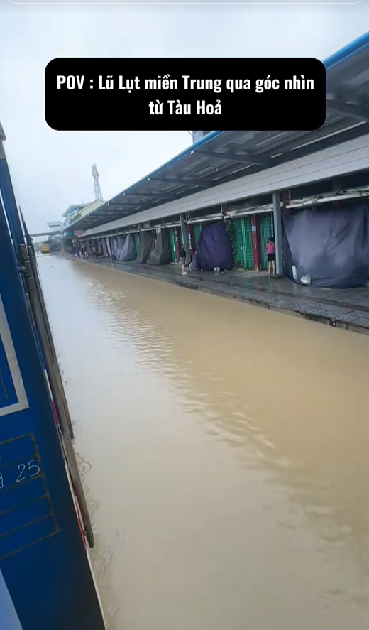 3 ngày 2 đêm kẹt trên tàu Quảng Ngãi - TP.HCM ngày lũ lụt: Có những ấm áp rất Việt Nam!- Ảnh 4. 3 ngày 2 đêm kẹt trên tàu Quảng Ngãi - TP.HCM ngày lũ lụt: Có những ấm áp rất Việt Nam!- Ảnh 4.