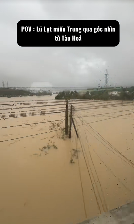 3 ngày 2 đêm kẹt trên tàu Quảng Ngãi - TP.HCM ngày lũ lụt: Có những ấm áp rất Việt Nam!- Ảnh 3. 3 ngày 2 đêm kẹt trên tàu Quảng Ngãi - TP.HCM ngày lũ lụt: Có những ấm áp rất Việt Nam!- Ảnh 3.