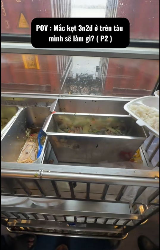 3 ngày 2 đêm kẹt trên tàu Quảng Ngãi - TP.HCM ngày lũ lụt: Có những ấm áp rất Việt Nam!- Ảnh 5. 3 ngày 2 đêm kẹt trên tàu Quảng Ngãi - TP.HCM ngày lũ lụt: Có những ấm áp rất Việt Nam!- Ảnh 5.