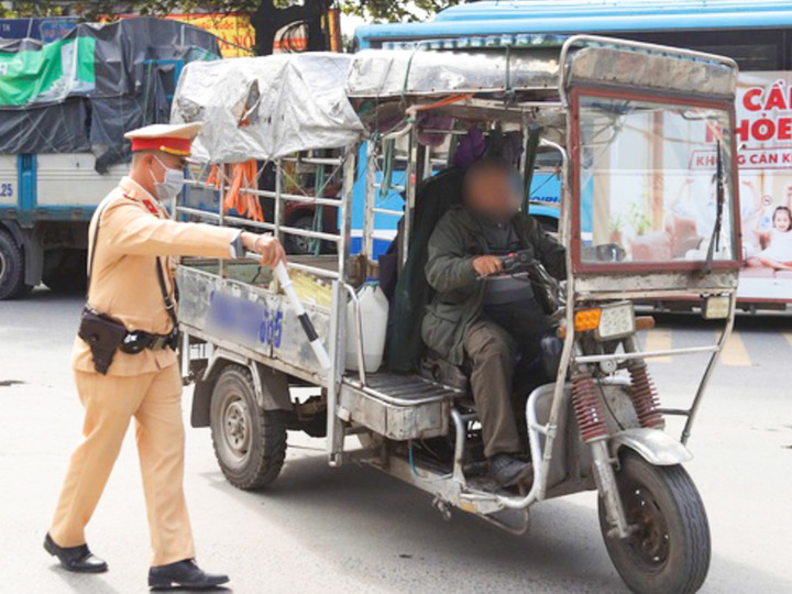 CSGT Hà Nội tịch thu hơn 170 xe tự chế, xe chở hàng cồng kềnh- Ảnh 1.